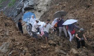 四川泥石流一个村被埋 四川泥石流一个村被埋